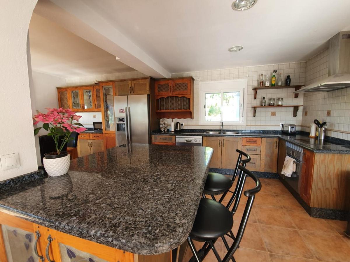 Seaside Villa: 5-bedroom Retreat With Pool And Ocean Views Manilva