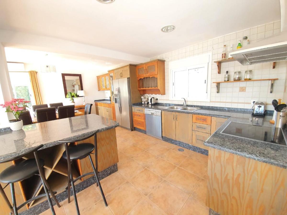 Seaside Villa: 5-bedroom Retreat With Pool And Ocean Views Manilva