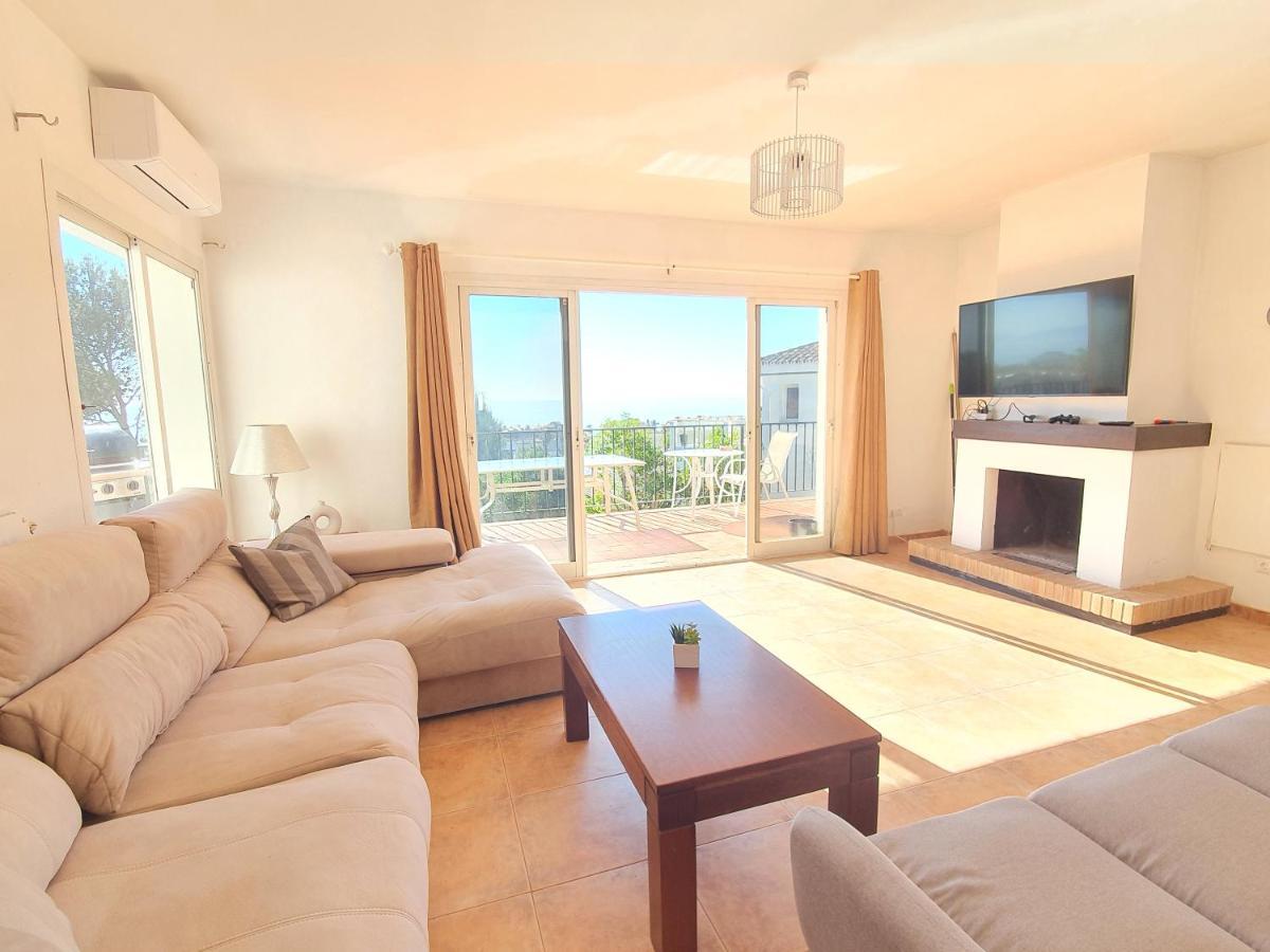 Seaside Villa: 5-bedroom Retreat With Pool And Ocean Views