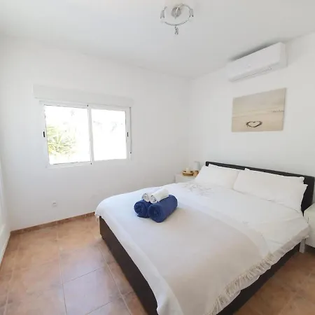 Seaside Villa: 5-Bedroom Retreat with Pool and Ocean Views Manilva Exterior photo