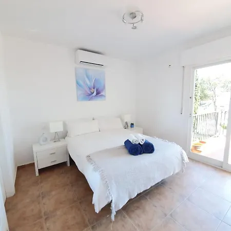 Seaside Villa: 5-Bedroom Retreat with Pool and Ocean Views Manilva Exterior photo