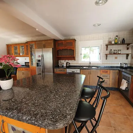 Seaside Villa: 5-Bedroom Retreat with Pool and Ocean Views Manilva Exterior photo